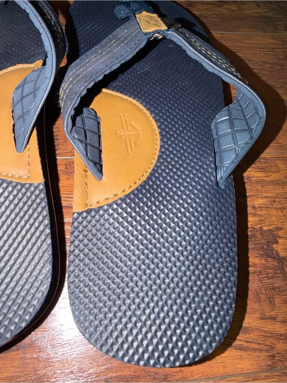 Dockers Navy blue Men’s flip-flop arch support sandals with tan accents 8/9